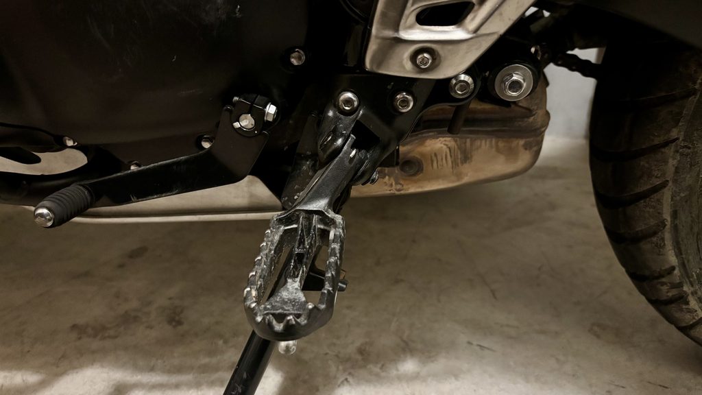 トライアンフスクランブラー400XCのステップ