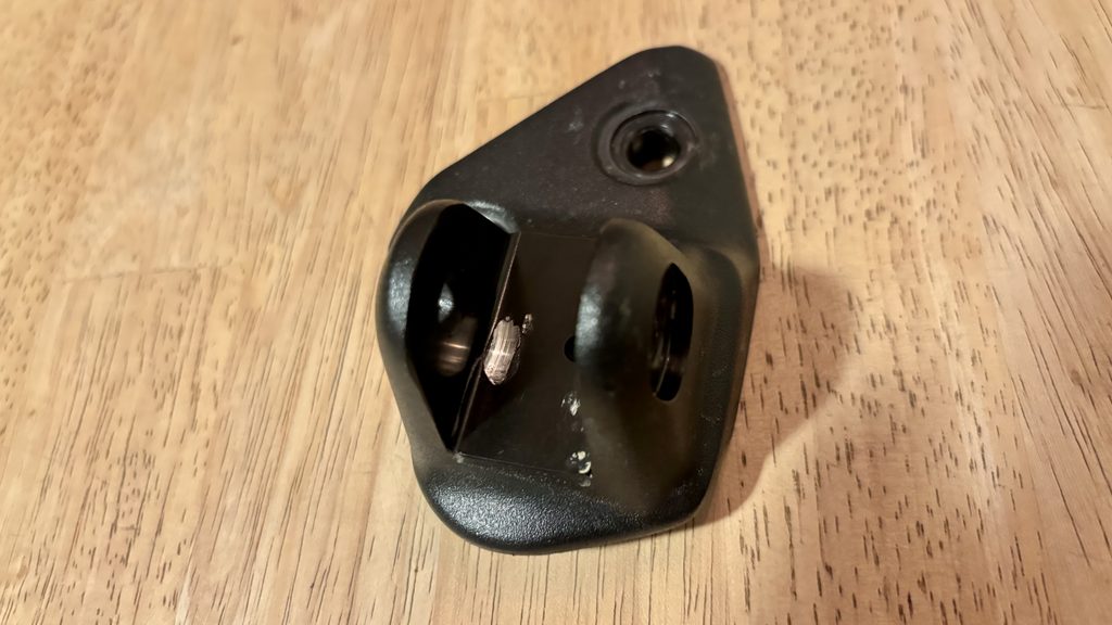 転倒でキズが付いたトライアンフスクランブラー400XCのステップホルダ
