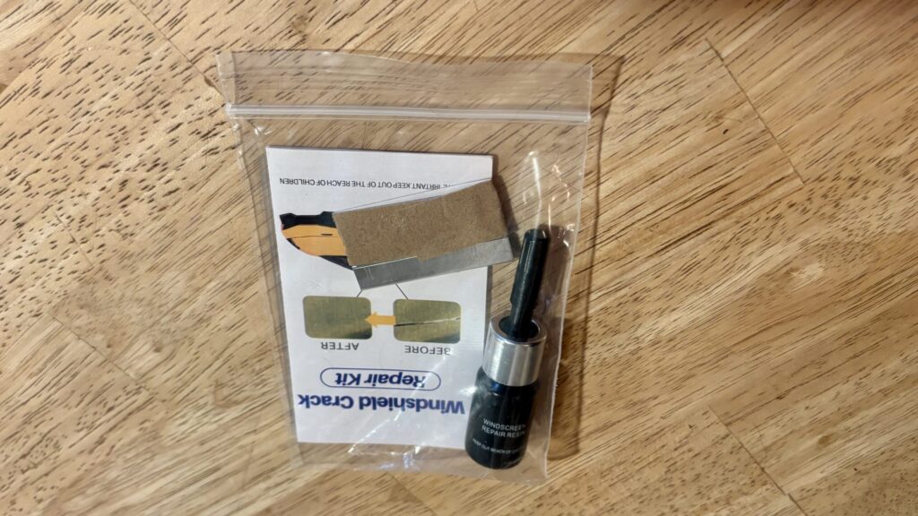 今回使用した『Windshield Crack Repair Kit』。メルカリで399円でした。