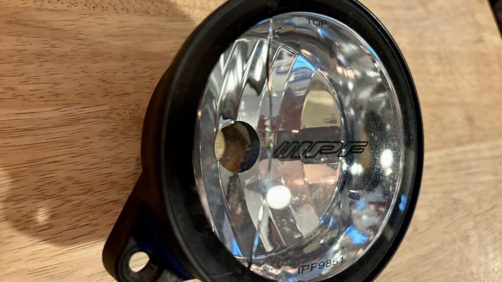 IPF製の「SUPER RALLY 985」レンズが割れています。