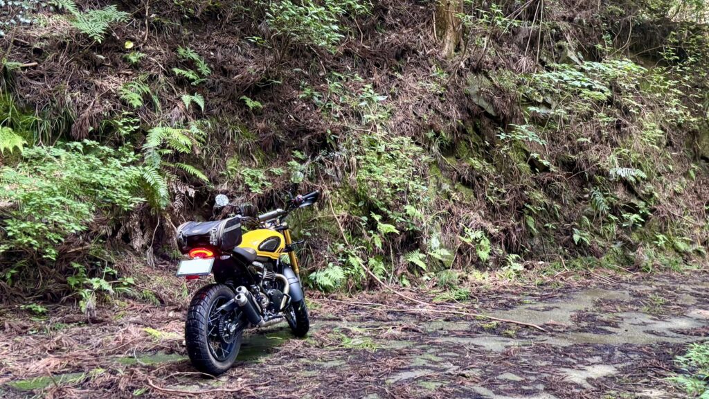 林道でたたずむTriumph Scrambler 400 XC