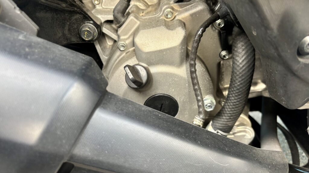 YAMAHA XMAXのフィラーキャップは車体の右側に有ります。
