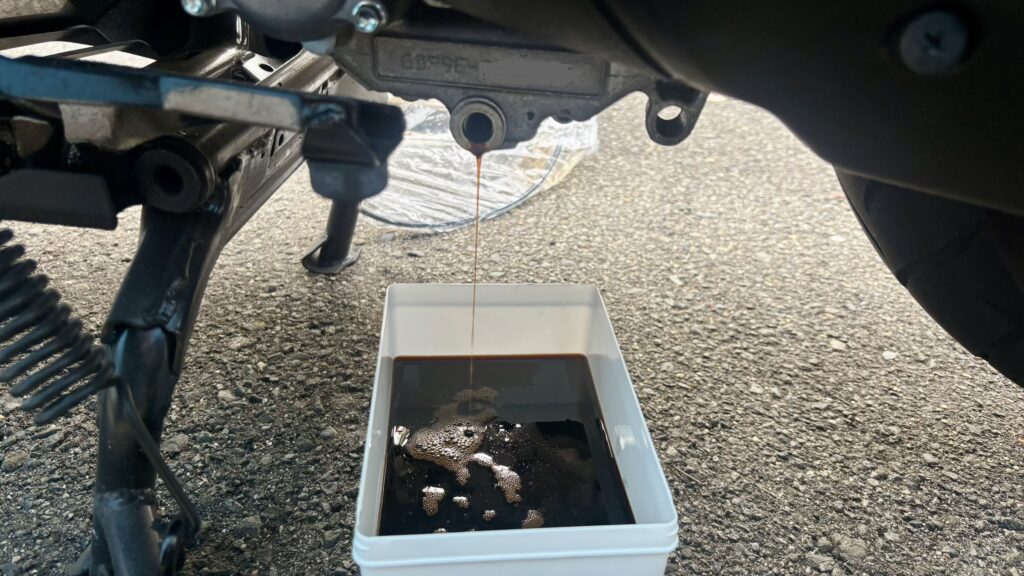 エンジンオイルが抜けるのを気が済むまでまちます。
