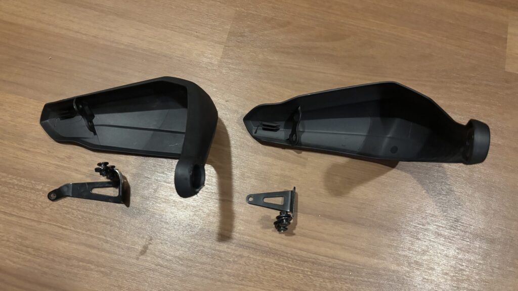 ノーマルハンドガードの裏の鉄製ブラケットを外します。