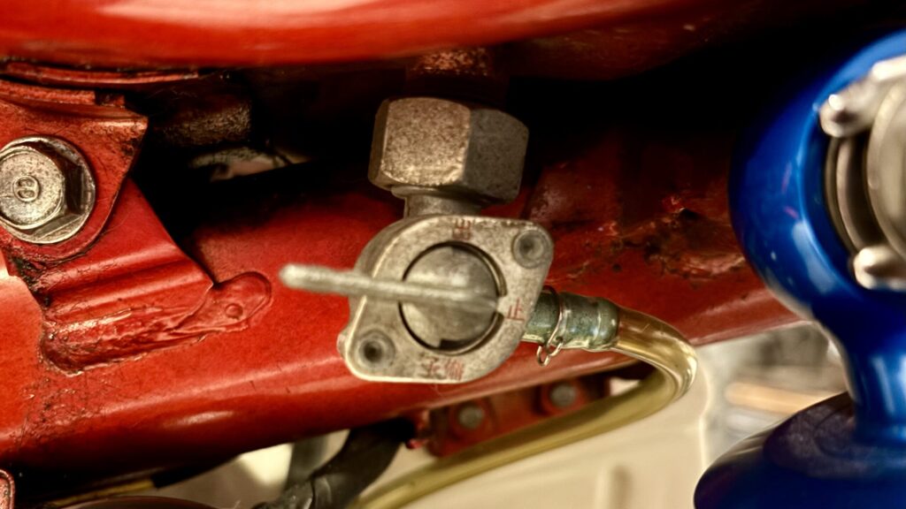 ホンダハミングの燃料コックを止へ切り替えて点検している様子