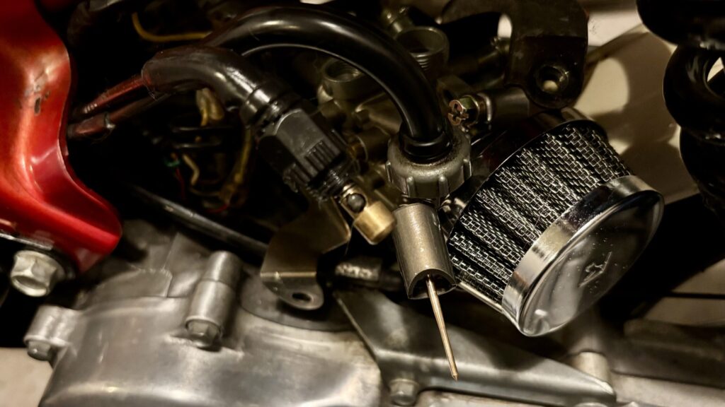 ホンダハミングのチョークとスロットルバルブを取り外す作業