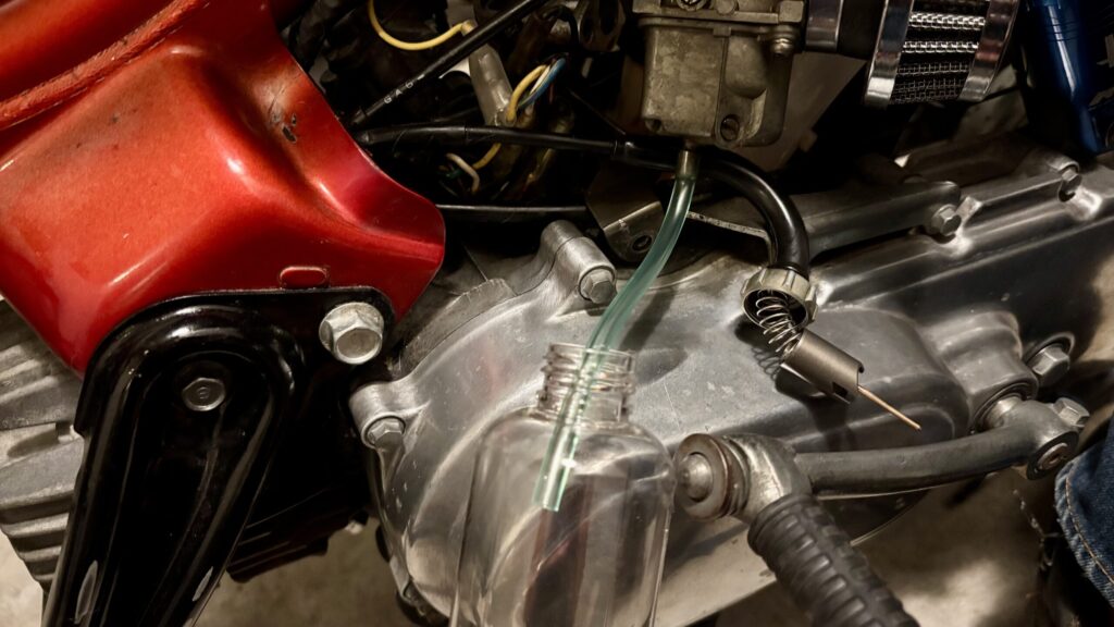 ホンダハミングのキャブレターからガソリンを抜く作業
