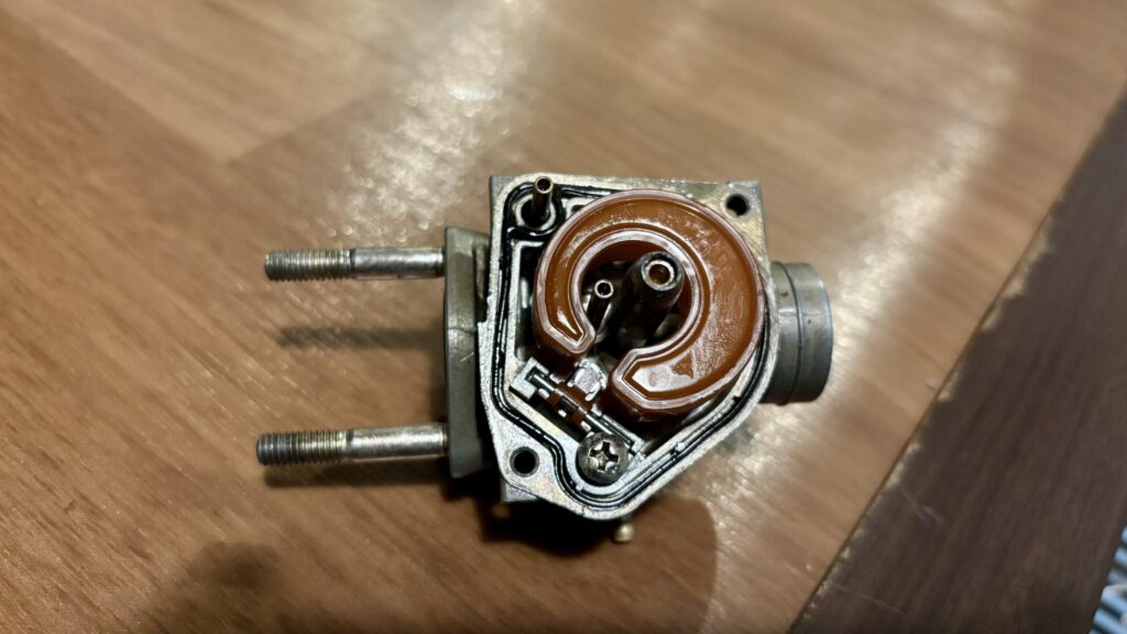 ホンダハミングのキャブレターを分解して洗浄する様子