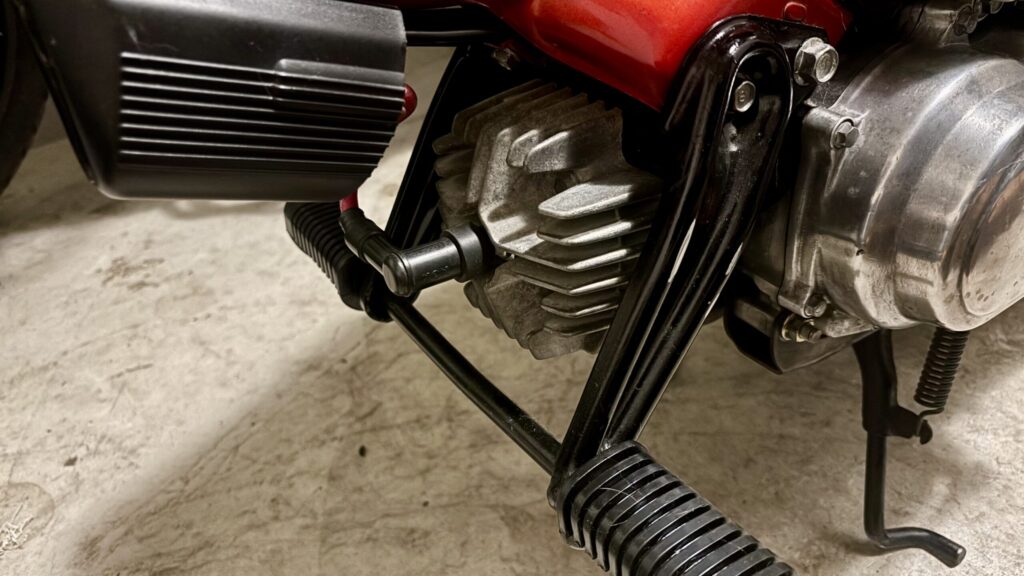 ホンダハミングのイグニッションコイルとプラグコードを点検する様子