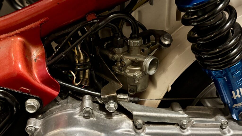 キタコのパワーフィルターを取り外したホンダハミング