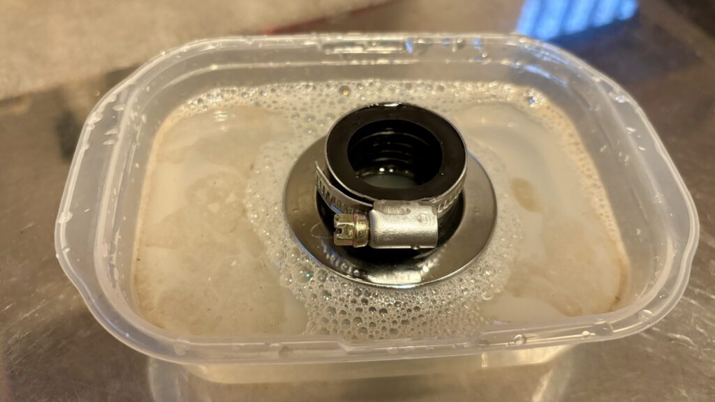  キタコのパワーフィルターを中性洗剤で洗浄する様子
