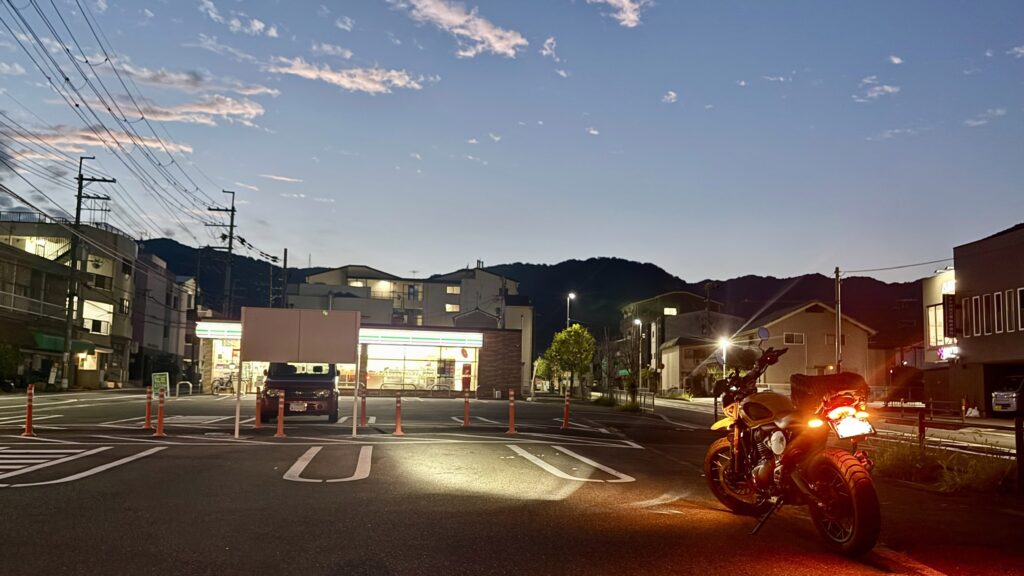 トライアンフスクランブラー400XC午前4時30分に家を出発しコンビニへ