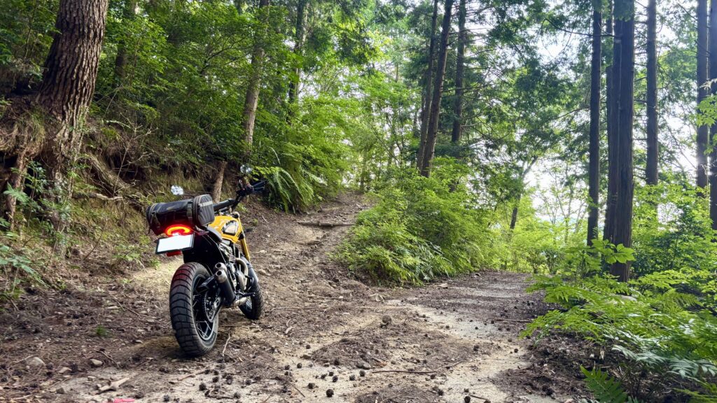 林道の分岐点に到着したスクランブラー400XC