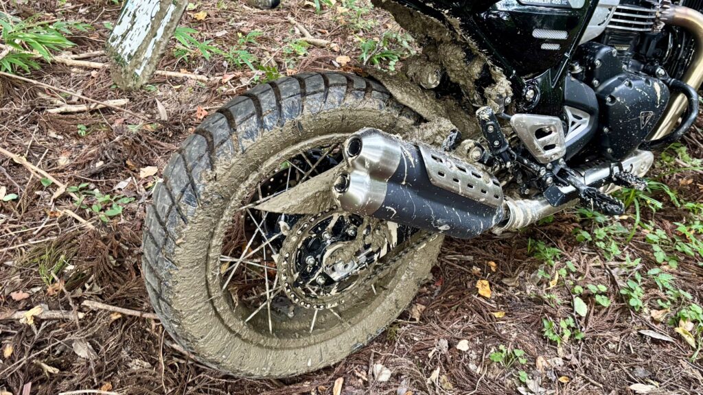 スタックしたトライアンフスクランブラー400XCのリアホイール。