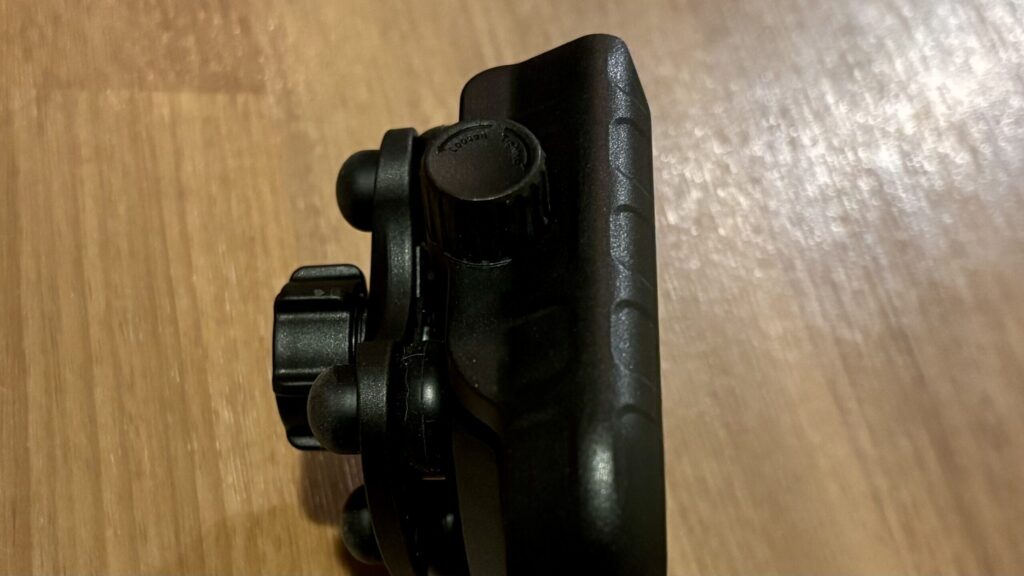 カエディア　KDR-M8SPJ-BK 　スマホホルダの背面の調整用ツマミ
