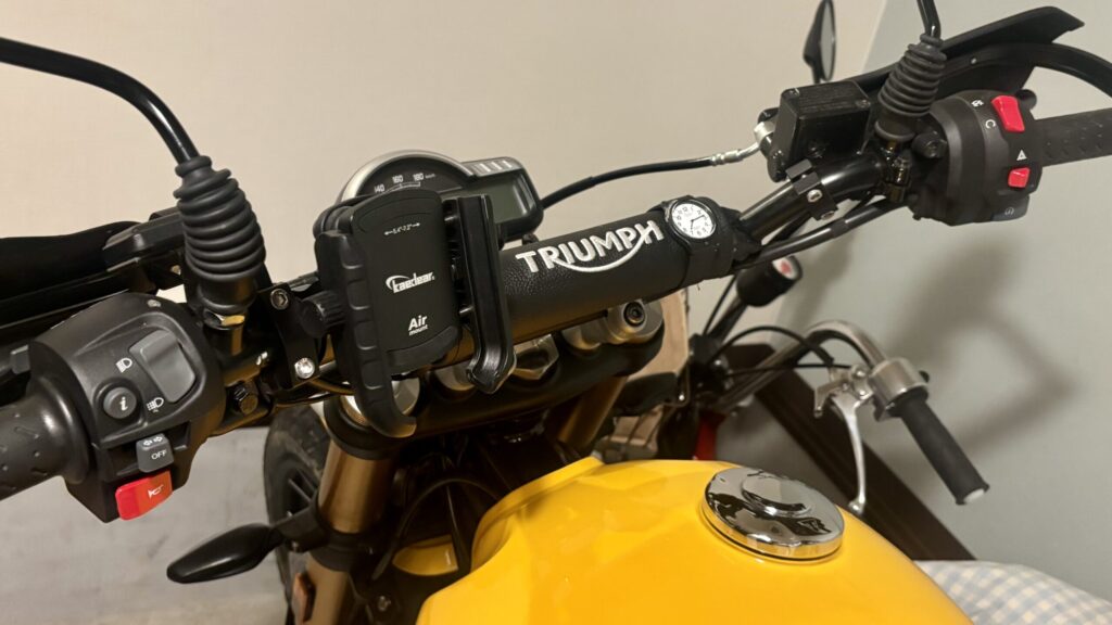 カエディア　KDR-M8SPJ-BK 　スマホホルダーをトライアンフスクランブラー400xcに取り付ける。