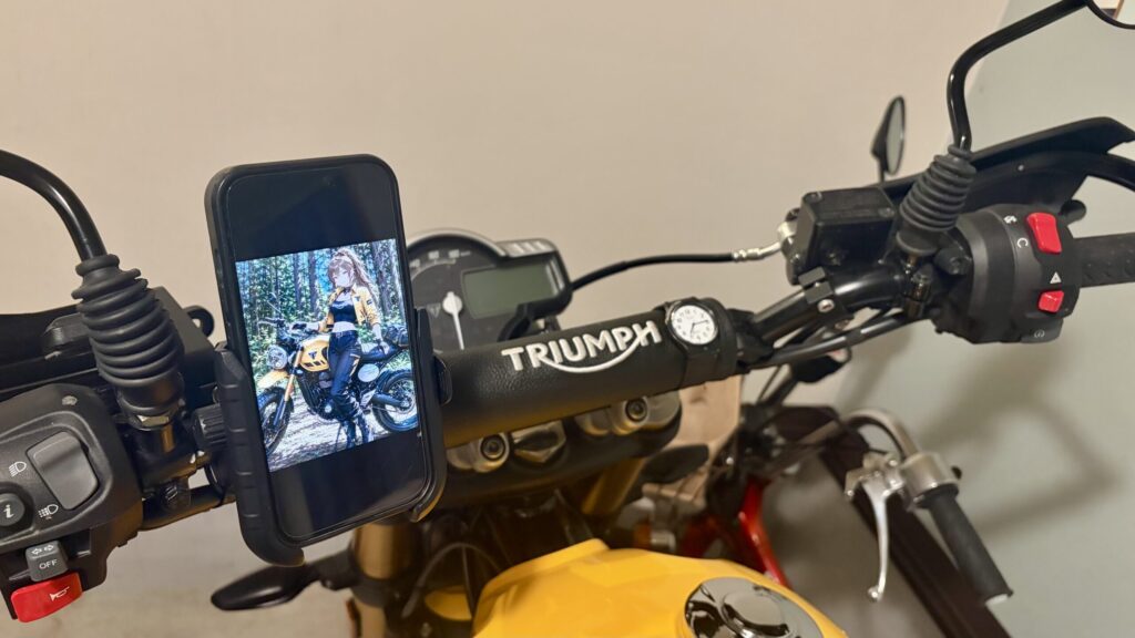 カエディア　KDR-M8SPJ-BK 　スマホホルダにiPhone15を取付けた状態。