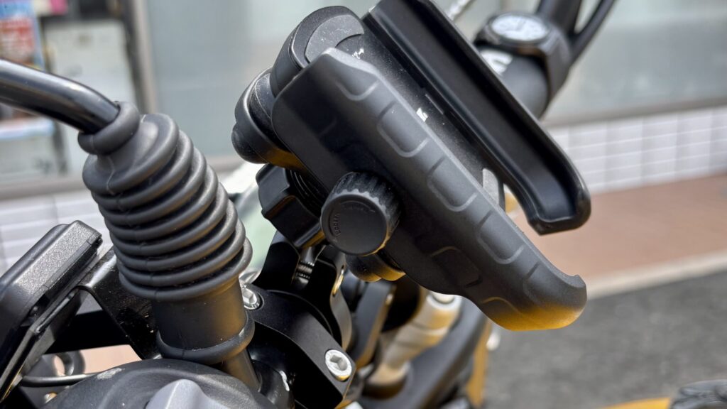 カエディア　KDR-M8SPJ-BK 　スマホホルダーの調整用ダイヤル。