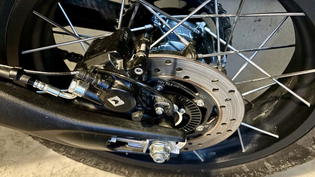 スクランブラー400XCのリアブレーキはByBre（バイブレ）製です