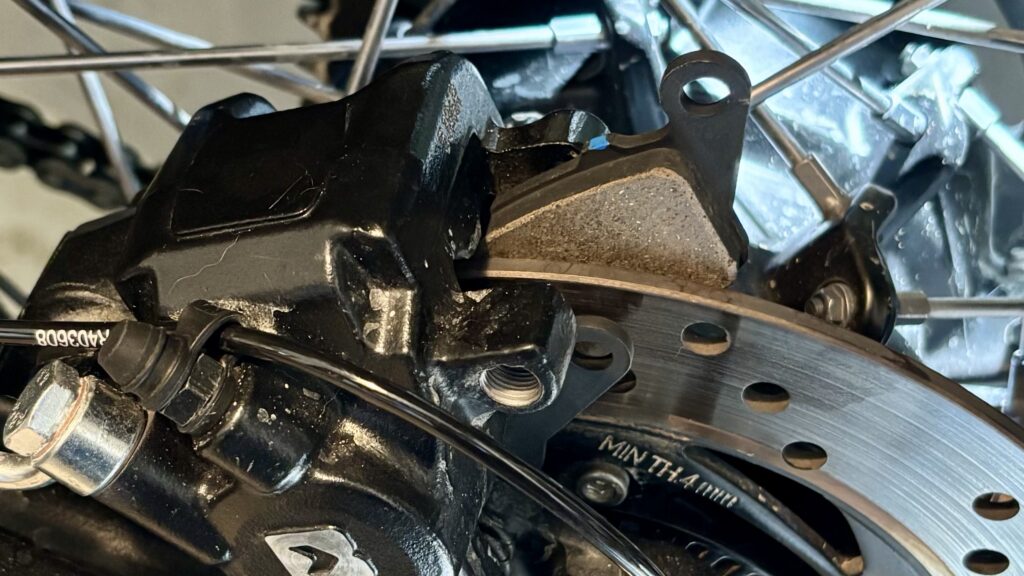 スクランブラー400XCに新しい部歴パッドを入れる。