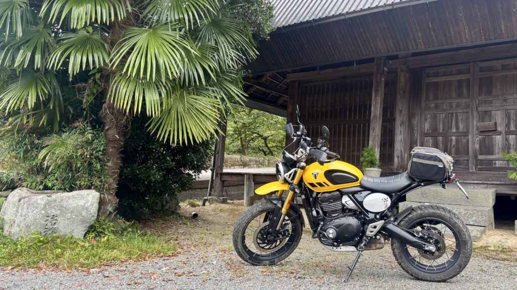 集落のお堂で休憩するスクランブラー400XC