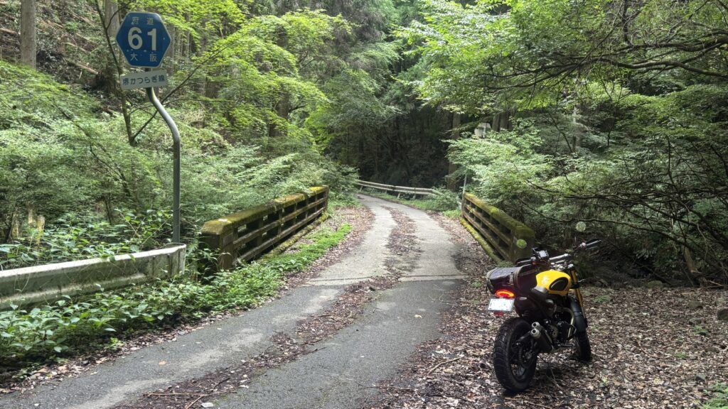 大阪の腐道61号線を走るスクランブラー400XC