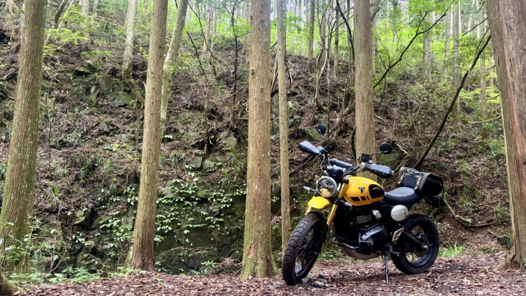 林道でブレーキのテストをするスクランブラー400XC