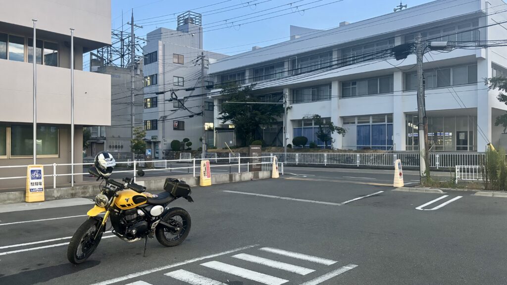 コンビニで休憩するスクランブラー400XC