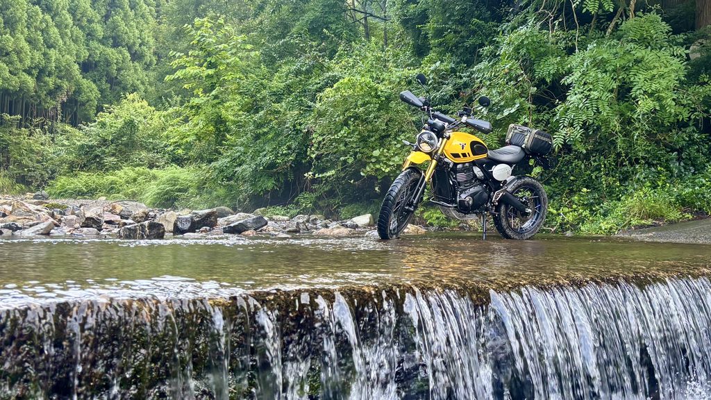洗い越しで記念撮影をするスクランブラー400XC