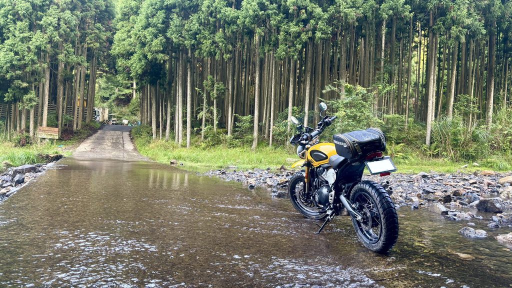 洗い越しで記念撮影をするスクランブラー400XC