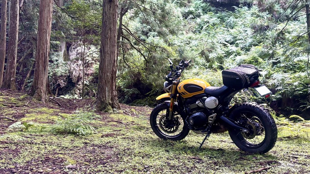 林道を走るスクランブラー400XC