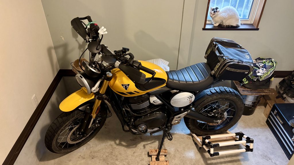 スクランブラー400XCとバイクドーリー