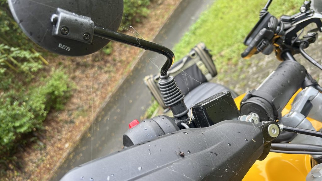 林道走行でクモの巣だらけになったトライアンフスクランブラー400XC