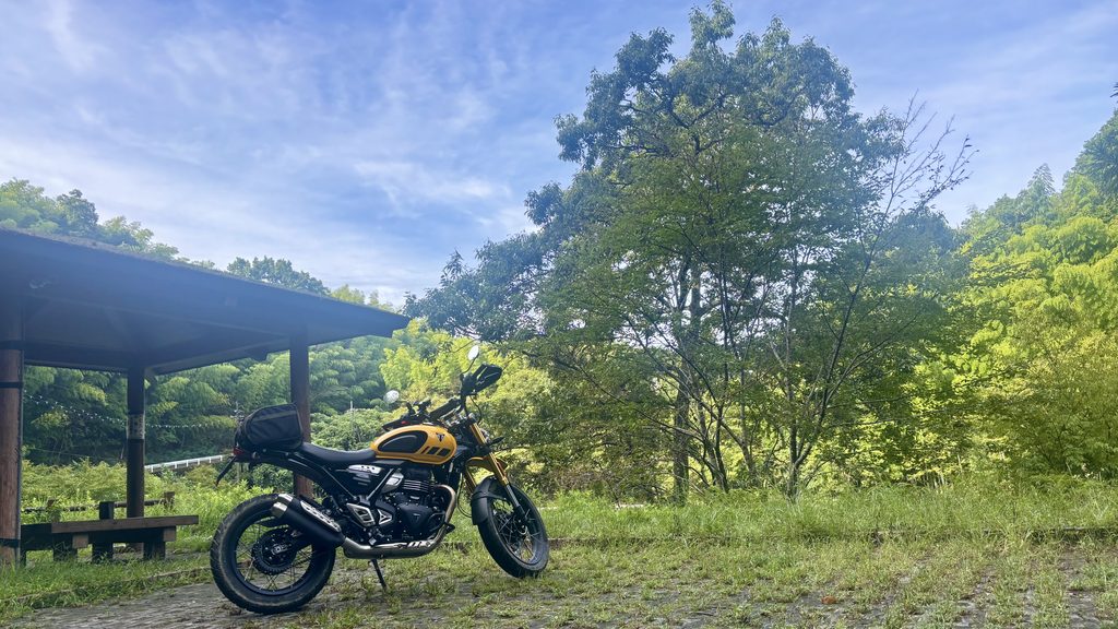 道路脇の東屋で休憩するトライアンフスクランブラー400XC