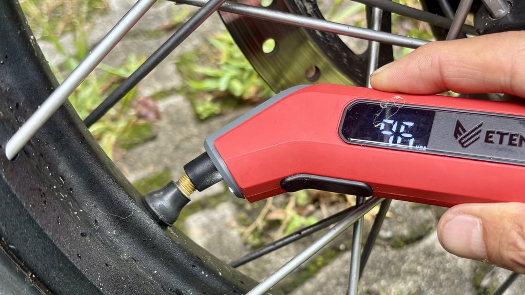 エアゲージを使ってタイヤの空気圧を調整する