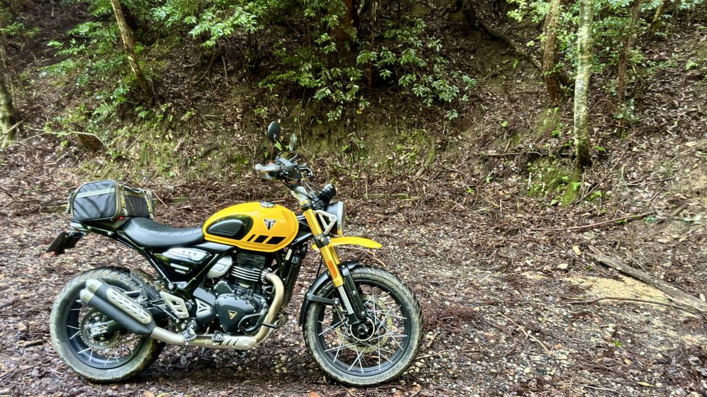 林道を走るトライアンフスクランブラー400XC