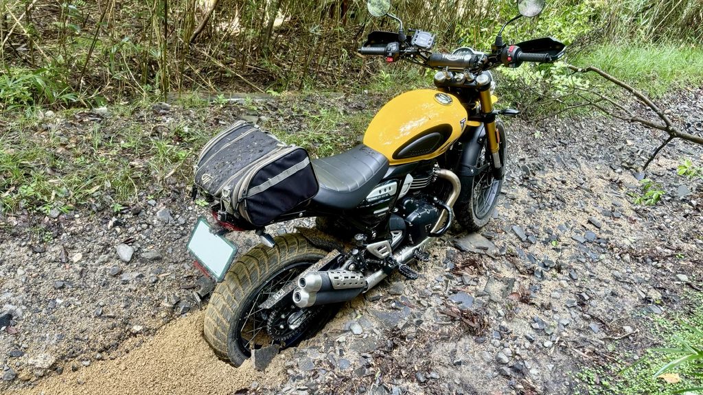 林道でスタックするトライアンフ400XC