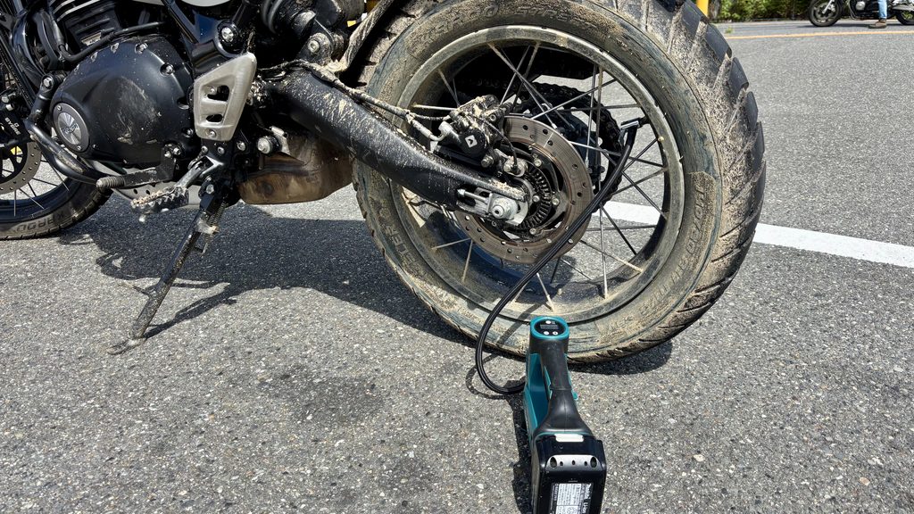 リアタイヤに空気を入れるトライアンフスクランブラー400XC