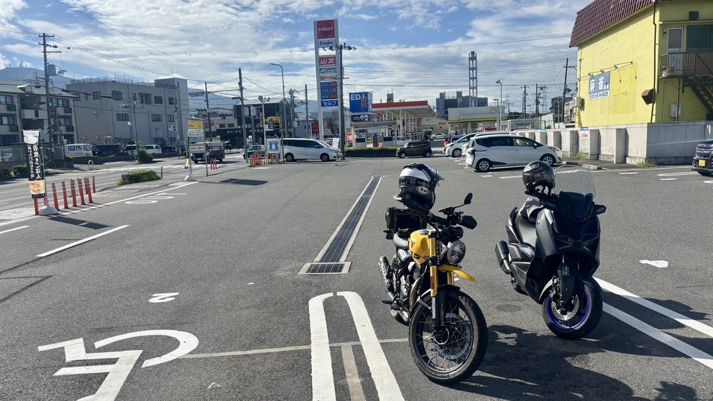 ローソンで朝ごはん休憩をするヤマハxmaxとトライアンフスクランブラー400XC