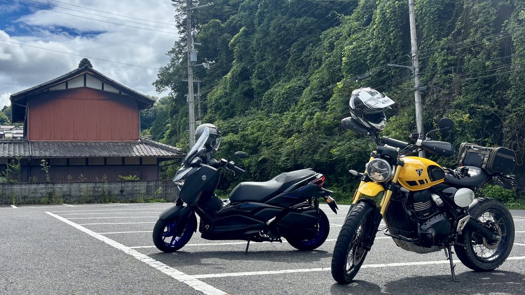 月ヶ瀬の観光駐車場で休憩するヤマハxmaxとトライアンフスクランブラー400XC