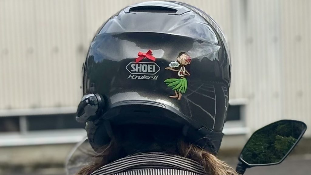 ショウエイのヘルメットに赤いリボンが付いている!あの人へのオマージュか?