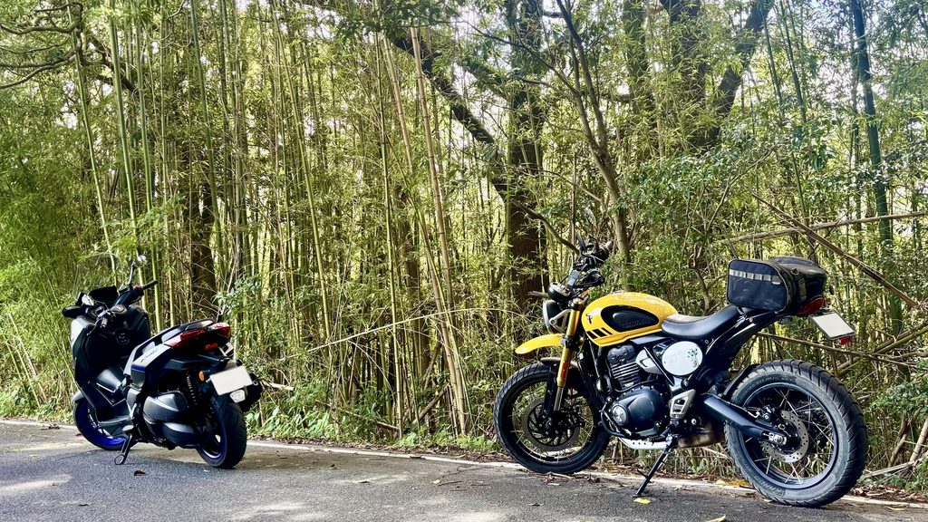 雑木林で休憩するヤマハxmaxとトライアンフスクランブラー400XC