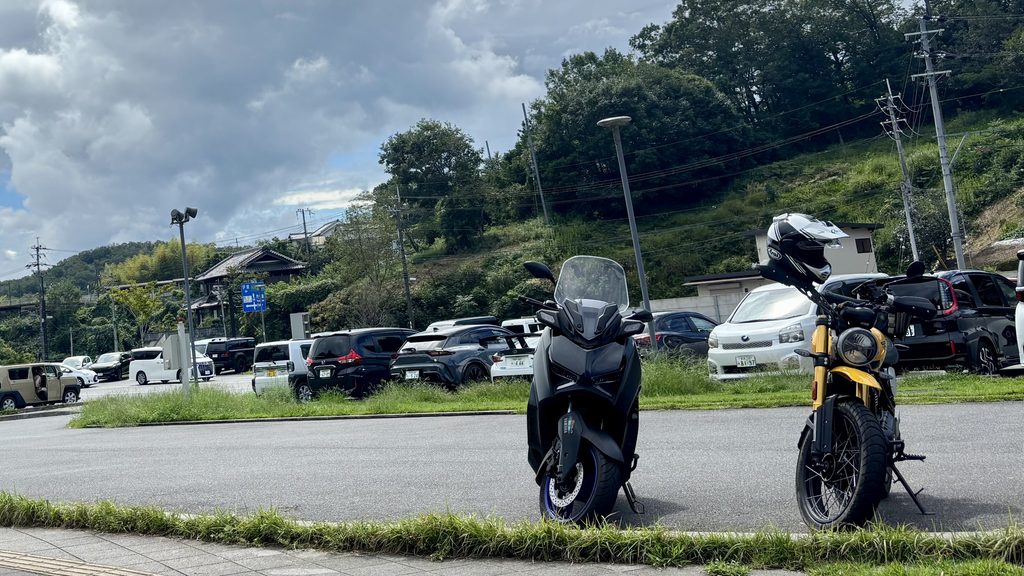 道の駅お茶の京都まいなみやましろ村で休憩するヤマハxmaxとトライアンフスクランブラー400XC
