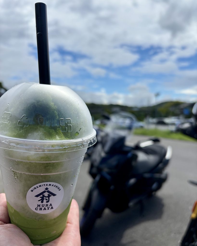道の駅お茶の京都まいなみやましろ村で抹茶のかき氷を食べる。