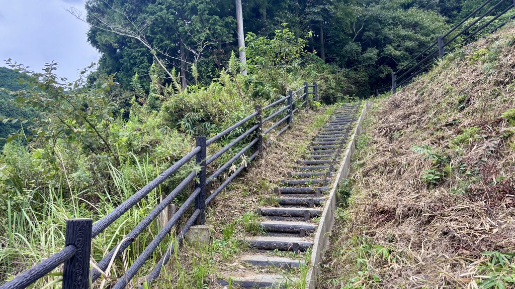 三ツ塚古墳群の階段を登る