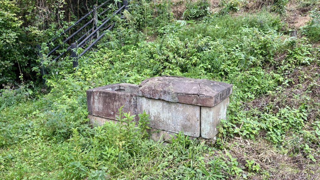 三ツ塚古墳群にあるレプリカの石棺