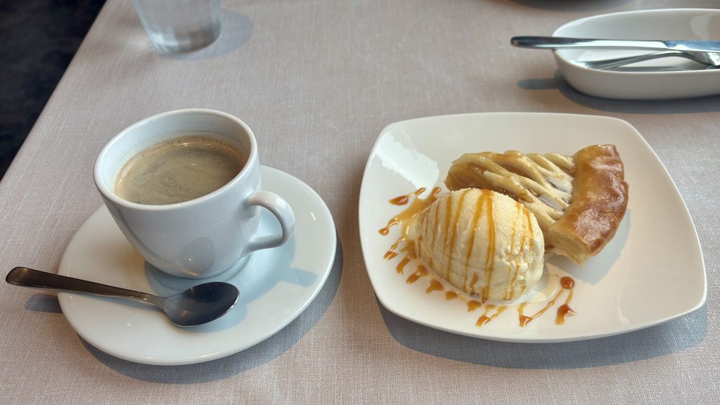 イタリアンジェラートとパスタのお店お店「mamma」さんのアップルパイとコーヒーのセット
