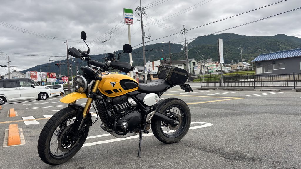 コンビニで休憩中のスクランブラー400XC