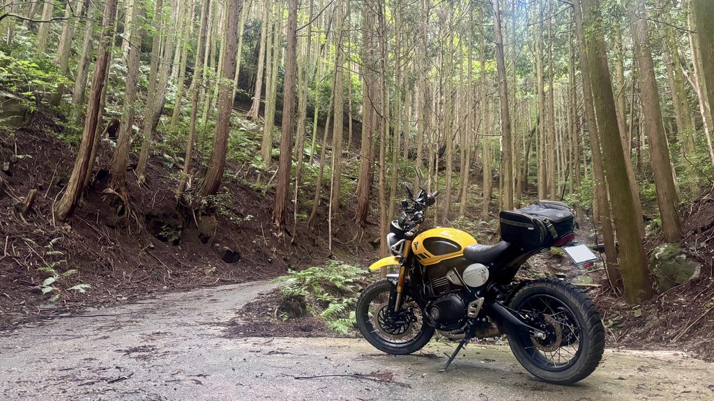 林道の入口で停車するスクランブラー400XC