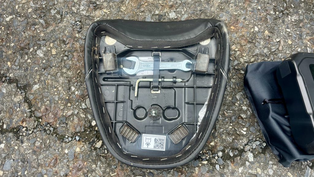 スクランブラー400XCのリアシートを外し車載工具を取り出す